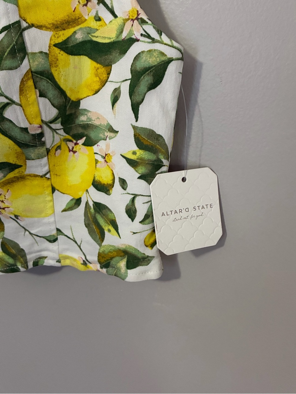 Altar’d state women’s small Tie-Shoulder Lemon Print Crop Top Italian summer NWT - Picture 2 of 5